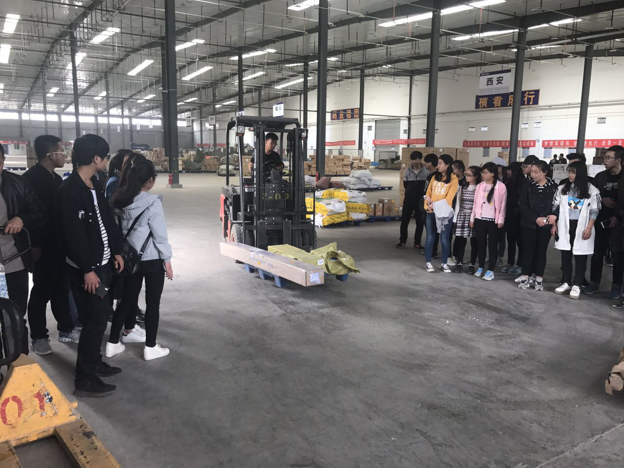 财经商贸系组织2016级物流管理专业学生开展认识实习活动